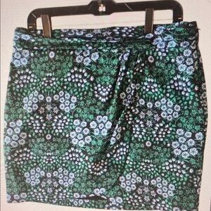 Banana Republic Floral skirt Stylish floral patterned skirt in green and black.